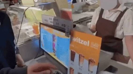 Nhân viên bán cà phê ở Hàn Quốc bị khách ném tiền vào mặt
