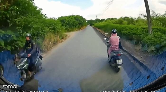 Tài xế 'căng não' với hai cô gái đi xe máy