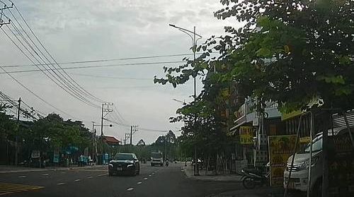 Xe chở rác bất ngờ húc ngã xe máy rồi phóng đi