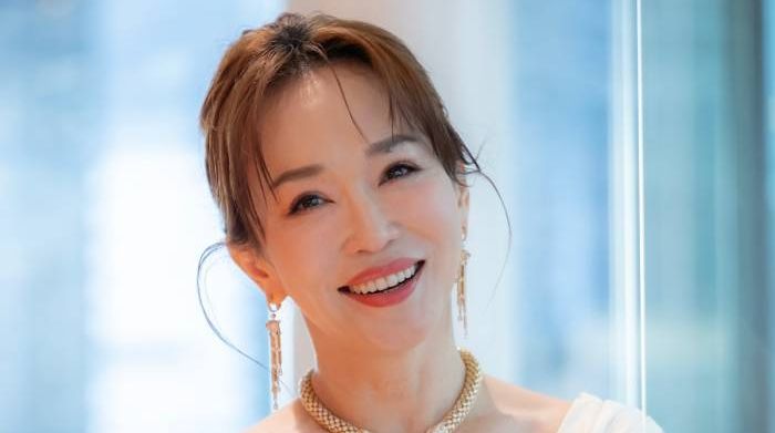 Phạm Văn Phương phối trang phục tươi trẻ