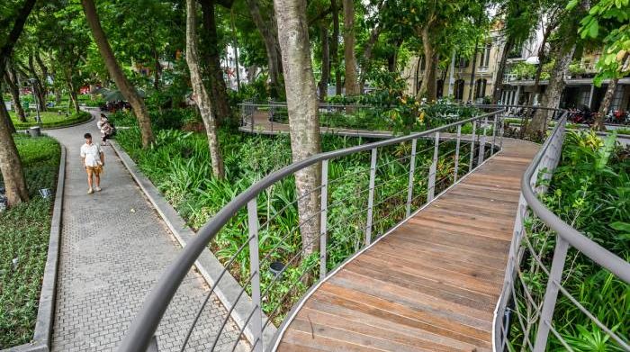Cầu cạn uốn lượn bên Hồ Gươm