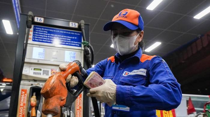 Giá xăng tăng hơn 1.000 đồng, dầu giảm