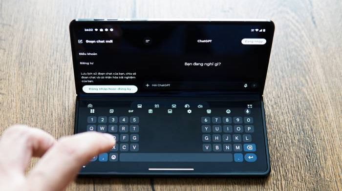 Trải nghiệm điện thoại màn hình gập dạng sách của Motorola