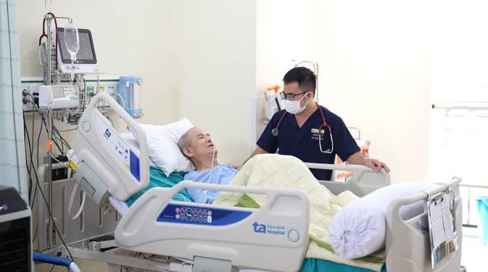 Uống thuốc giảm đau thời gian dài, cụ ông loét dạ dày