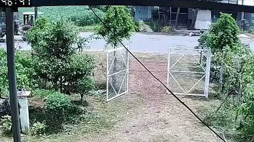 Ôtô và máy cày lao vào nhau như tên bắn giữa đường trống