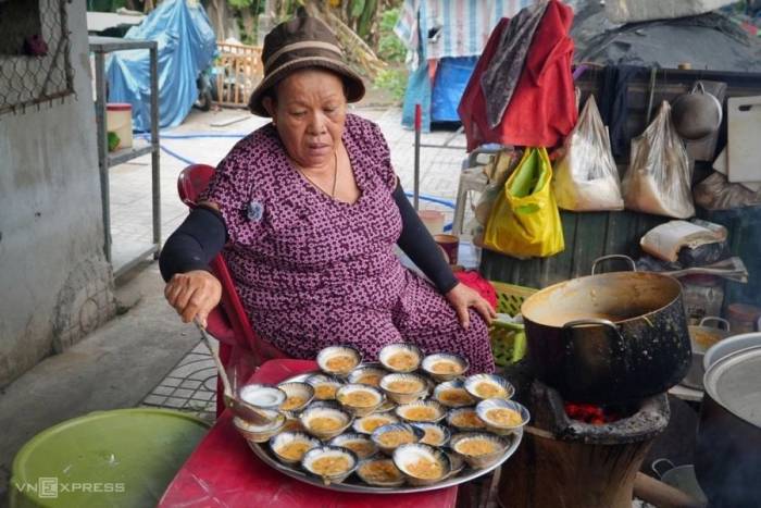 Bà Lợi chắt nước lèo (nước nhưng) lên khay bánh bèo. Ảnh: Phạm Linh
