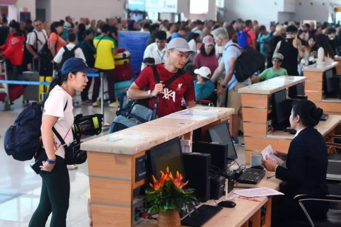 Du khách làm thủ tục tại sân bay Phú Quốc. Ảnh: Sun Group