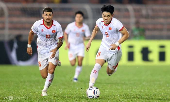 Nguyễn Đình Bắc và Đỗ Hoàng Hên trong pha phản công trận Việt Nam thắng Malaysia 2-0 ở lượt đi bán kết ASEAN Cup 2026, tối 16/8 trên sân Kuala Lumpur, Malaysia. Ảnh: Đức Đồng
