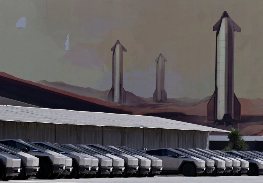 Những chiếc Tesla Cybertruck bên ngoài cơ sở sản xuất của SpaceX tại Texas hồi tháng 7. Ảnh: Reuters