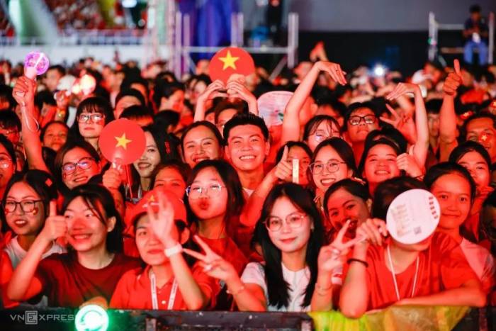 Khán giả xem concert Tổ quốc trong tim diễn ra tối 10/8/2025 tại sân vận động Mỹ Đình.  Ảnh: Giang Huy