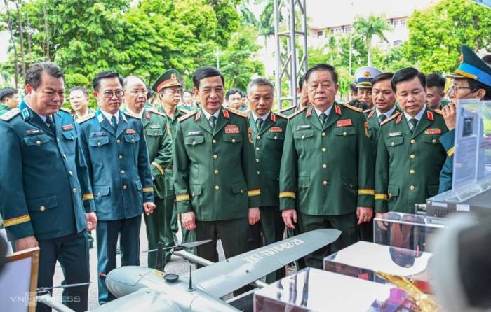 Các lãnh đạo Bộ Quốc phòng tham quan khu trưng bày sản phẩm, trang thiết bị của các đơn vị. Ảnh: Giang Huy