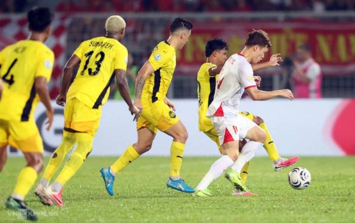 Hoàng Đức rê bóng trong trận Việt Nam thắng Malaysia 2-0 ở lượt đi bán kết ASEAN Cup 2026, tối 16/8 trên sân Kuala Lumpur, Malaysia. Ảnh: Đức Đồng