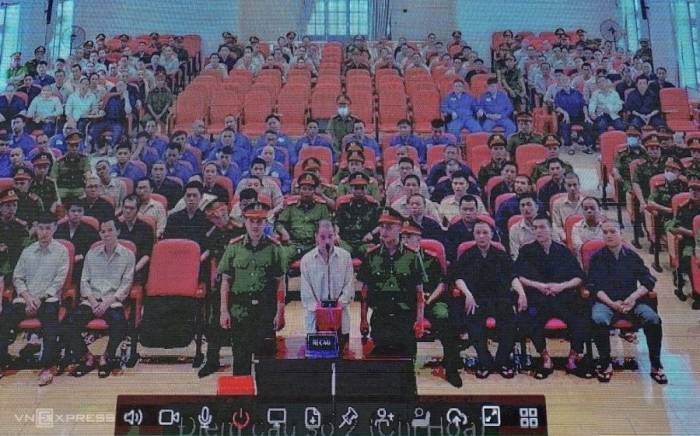 Bị cáo Hoàng Sỹ Thắng trả lời thẩm vấn từ đầu cầu trại tạm giam Chí Hòa (T30). Ảnh: Hải Duyên