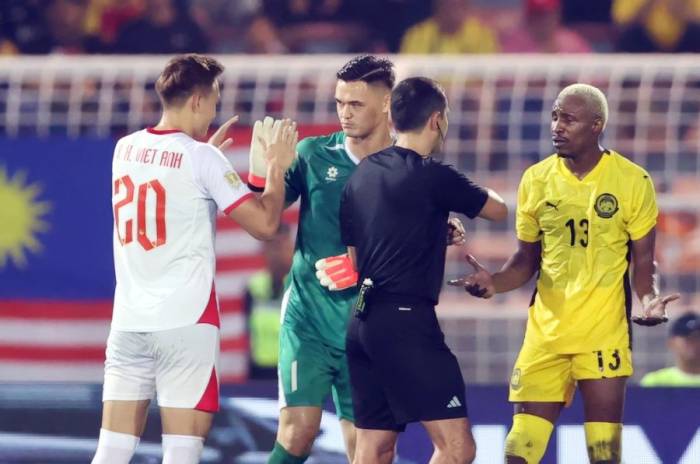Thủ môn Patrik Lê Giang bắt tay trọng tài và nhận sự chúc mừng của Bùi Hoàng Việt Anh khi được xoá thẻ đỏ trong trận Việt Nam thắng Malaysia 2-0 ở lượt đi bán kết ASEAN Cup 2026, tối 16/8 trên sân Kuala Lumpur, Malaysia. Ảnh: Đức Đồng