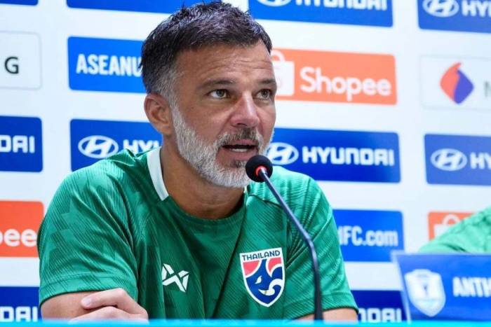 HLV người Anh Anthony Hudson của Thái Lan họp báo tại sân Rajamangala ở Bangkok ngày 17/8/2026, trước trận lượt về bán kết ASEAN Cup 2026 gặp Singapore. Ảnh: ThailandNT