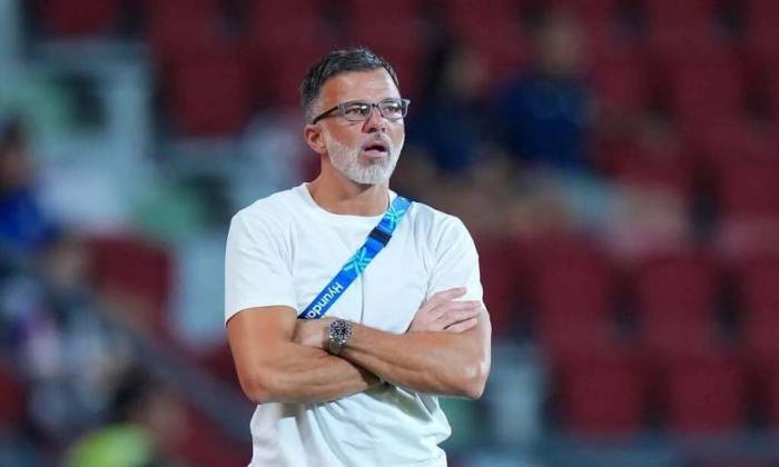 HLV Anthony Hudson trong trận gặp Singapore ở lượt về bán kết ASEAN Cup 2026 trên sân Rajamangala, thành phố Bangkok, Thái Lan tối 18/8/2026. Ảnh: Changsuek