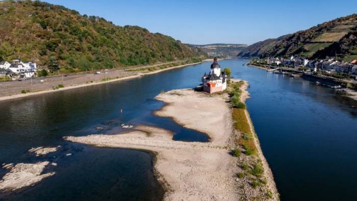 Lâu đài Pfalzgrafenstein trên một hòn đảo giữa sông Rhine đã khô cạn ở Kaub, Đức ngày 14/8. Ảnh: AFP