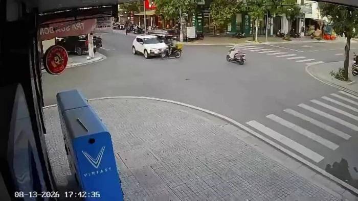 Lái xe ôtô đâm bay người đi xe máy tại ngã tư - ai sai?