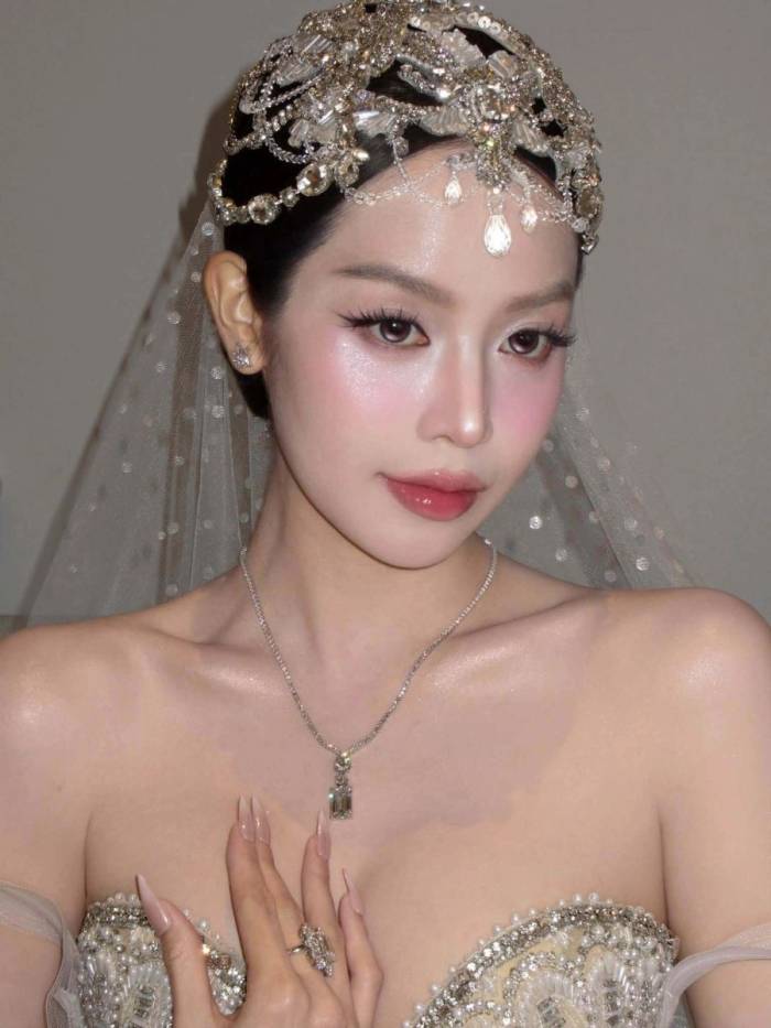 Thanh Thủy gây chú ý ở hậu trường show áo cưới