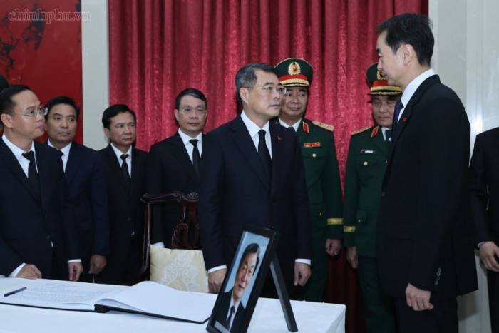 Thủ tướng Lê Minh Hưng chia buồn với cán bộ Đại sứ quán Trung Quốc tại Việt Nam. Ảnh: chinhphu.vn