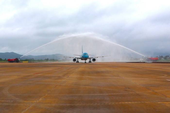 Chuyến bay khai trương của hãng Vietnam Airlines đáp xuống Sân bay Liên Khương, sáng 19/8. Ảnh: Việt Quốc