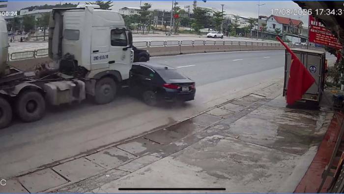 Xe bồn ủi xe con một đoạn đường dài