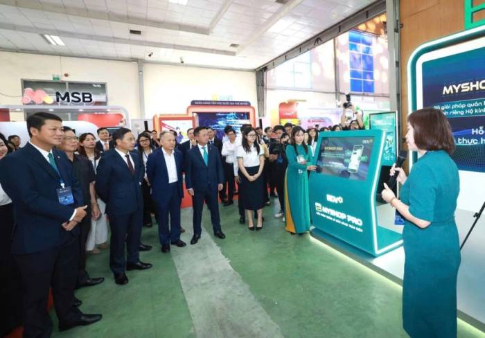 Đoàn đại biểu tham quan gian hàng công nghệ của BIDV. Ảnh: BIDV