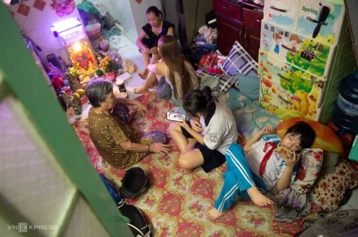Người dân sống trong Khu Mả Lạng. Ảnh: Quỳnh Trần