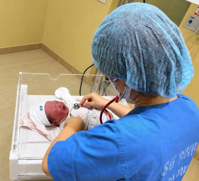 Bác sĩ Sơ sinh kiểm tra sức khỏe cho con chị Hồng. Ảnh: Bệnh viện Đa khoa Tâm Anh