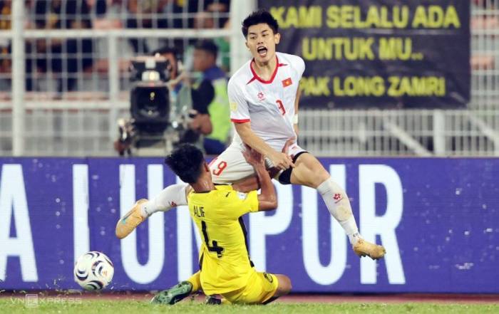 Nguyễn Đình Bắc đi bóng trong trận Việt Nam thắng Malaysia 2-0 ở lượt đi bán kết ASEAN Cup 2026, tối 16/8 trên sân Kuala Lumpur, Malaysia. Ảnh: Đức Đồng
