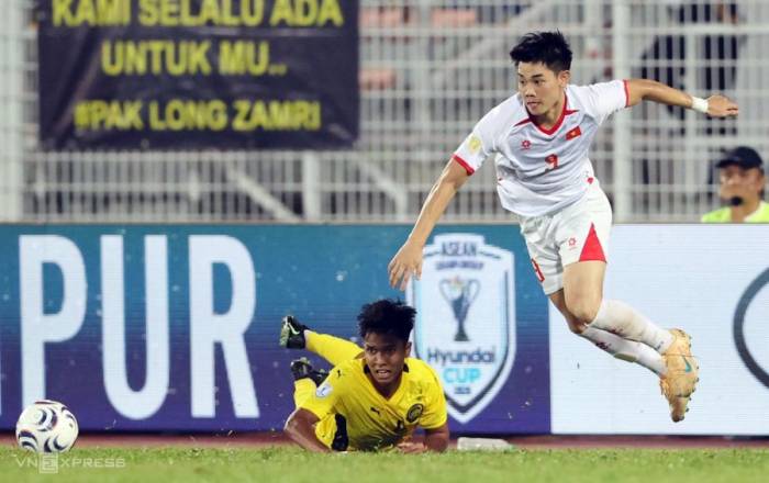 Tiền đạo Việt Nam Nguyễn Đình Bắc (áo trắng) đi bóng trong trận Việt Nam thắng Malaysia 2-0 ở lượt đi bán kết ASEAN Cup 2026, tối 16/8/2026 trên sân Kuala Lumpur, Malaysia. Ảnh: Đức Đồng