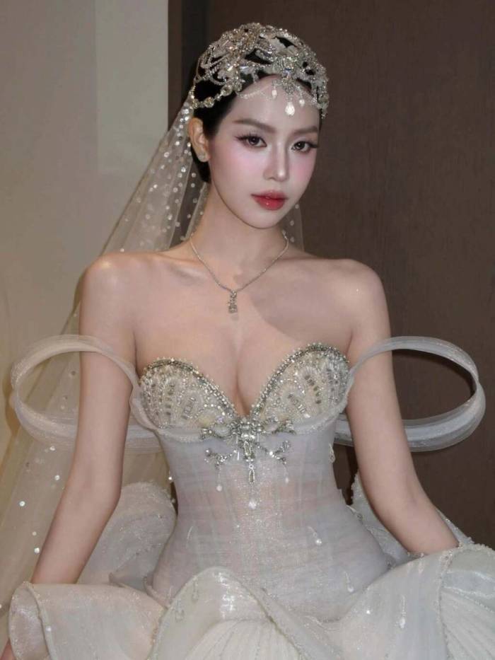 Thanh Thủy trước giờ bước lên sàn diễn.