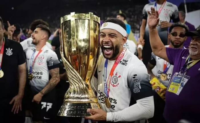 Memphis Depay mừng danh hiệu Campeonato Paulista 2025 tại Neo Quimica Arena, Sao Paolo, Brazil. Ảnh: EPA
