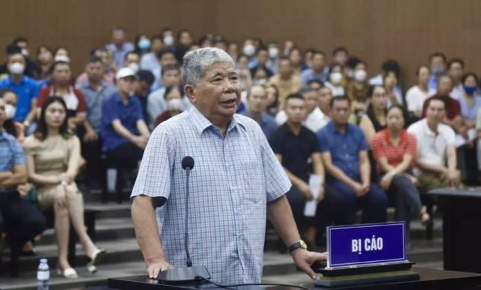 Ông Thản trong lần đầu ra tòa, năm 2023, thắc mắc về cáo buộc và số tiền thiệt hại chưa hợp lý. Ảnh: Danh Lam
