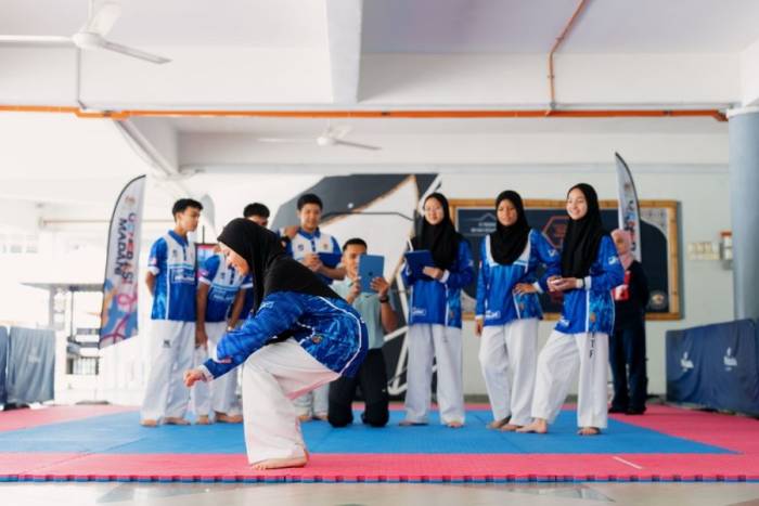 Tiết học thể chất của thầy Muhammad Al Azani Zainal sử dụng máy tính bảng để ghi lại động tác của học sinh. Ảnh: TN