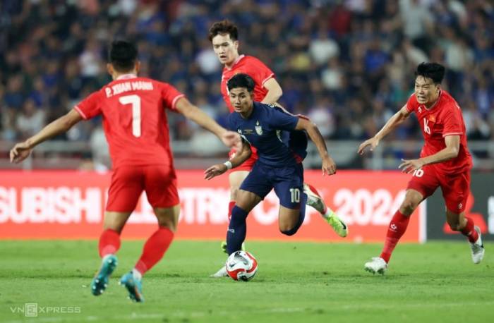 Tiền đạo Thái Lan Suphanat Mueanta (10) thi đấu trong trận thua Việt Nam 2-3 ở lượt về chung kết ASEAN Cup 2024, trên sân Rajamangala, Bangkok, Thái Lan ngày 5/1/2025. Ảnh: Đức Đồng