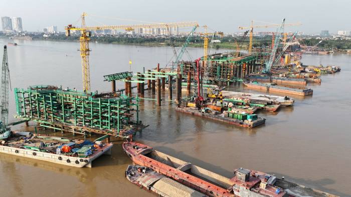 Công trường thi công các trụ cầu Trần Hưng Đạo. Ảnh: Phương Linh