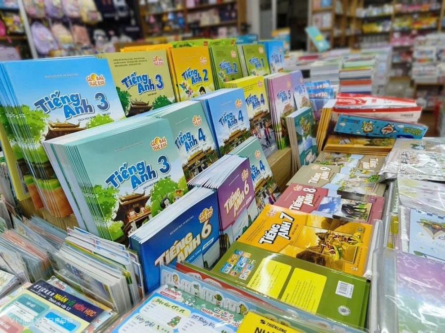 Sách giáo khoa trên kệ một nhà sách ở TP HCM, chiều 18/8. Ảnh: Quỳnh Trần