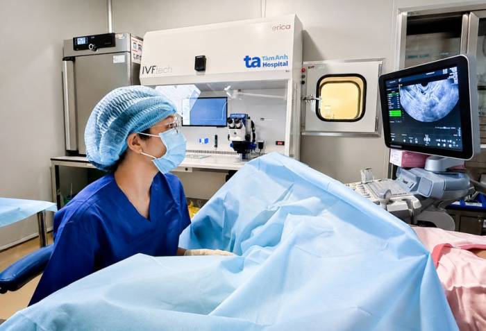 BS.CKI Nguyễn Thị Thạch Thảo chọc hút trứng cho chị My. Ảnh: IVF Tâm Anh