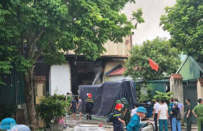 Công an, dân quân tham gia dập lửa nhà xưởng ở phường Chương Mỹ, TP Hà Nội sáng 19/8. Ảnh: Gia Chính