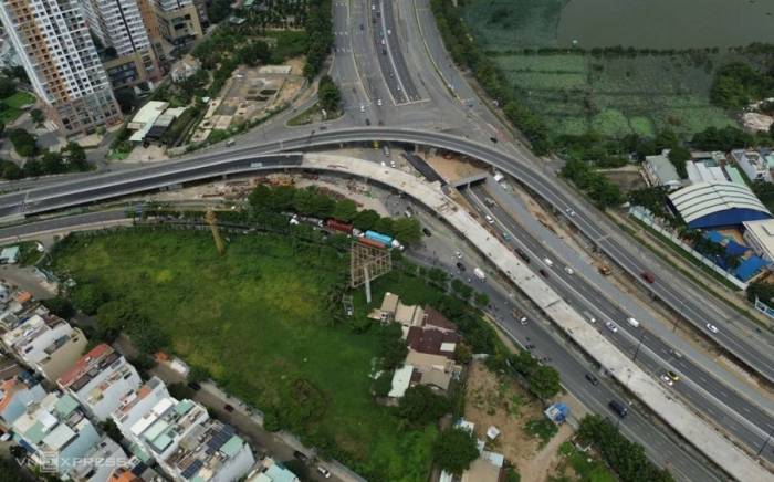 Nhánh cầu N4 đang được trải nhựa để chuẩn bị thông xe, kế bên là nhánh N3 đã khai thác, tháng 8/2026. Ảnh: Giang Anh