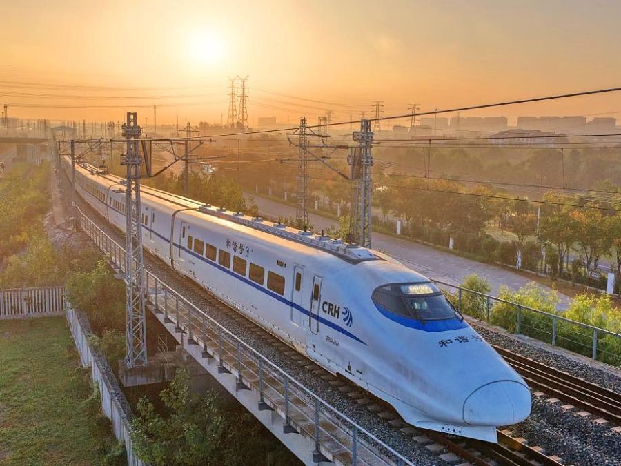 Tàu cao tốc Hexie khởi hành từ ga Nam Thông thuộc quận Trùng Xuyên, thành phố Nam Thông, tỉnh Giang Tô, ngày 10/10/2025. Ảnh: Xinhua