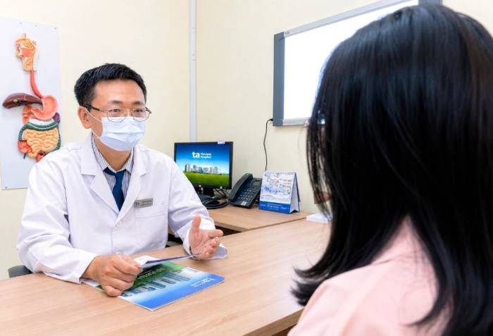 Bác sĩ Bệnh viện Đa khoa Tâm Anh đang tư vấn cho bệnh nhân. Ảnh: Bệnh viện cung cấp
