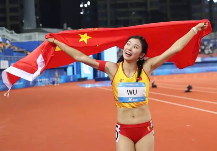 Wu Yanni sau khi đoạt HC bạc tại Đại hội Thể thao Sinh viên Thế giới ở Thành Đô, Trung Quốc năm 2023. Ảnh: Xinhua