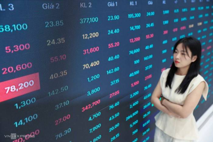 Nhà đầu tư đang theo dõi bảng giá tại một công ty chứng khoán ở TP HCM. Ảnh: Quỳnh Trần