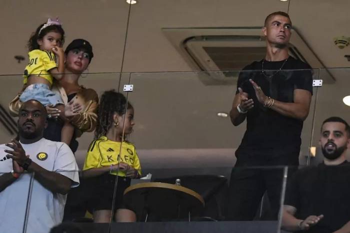 Ronaldo và vợ con theo dõi trận Al-Nassr và Al-Fateh. Ảnh: AFP