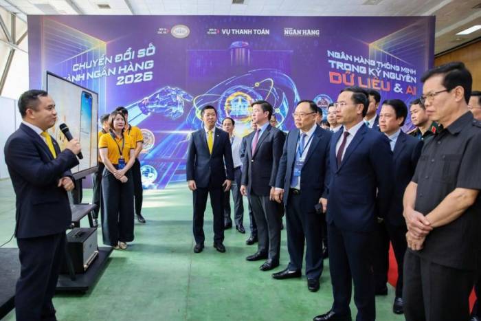 Ông Đặng Công Hoàn - Phó tổng giám đốc ngân hàng giới thiệu về ứng dụng LPBank Plus. Ảnh: LPBank
