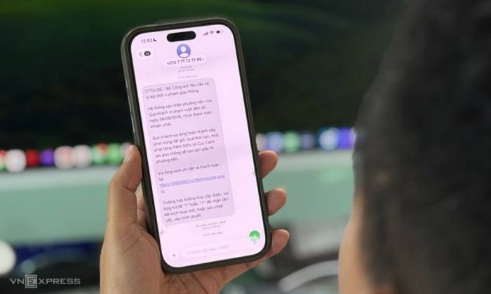 Một người đang mở tin nhắn trên iPhone. Ảnh: Lưu Quý
