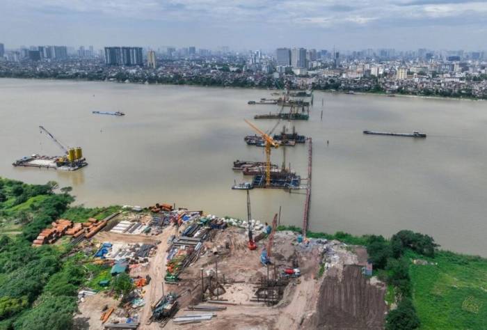 Cầu Trần Hưng Đạo nằm giữa cầu Vĩnh Tuy và Chương Dương, kết nối Hoàn Kiếm và Long Biên đang đẩy nhanh tiến độ. Ảnh: Giang Huy