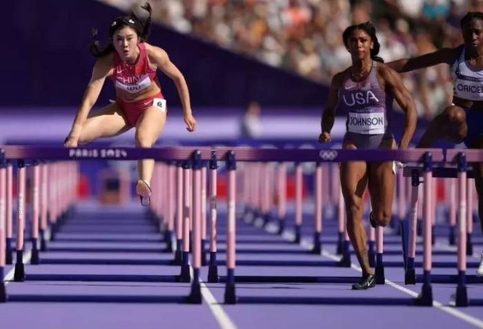 Wu Yanni thi đấu nội dung 100m rào nữ tại Olympic Paris 2024. Ảnh: Xinhua